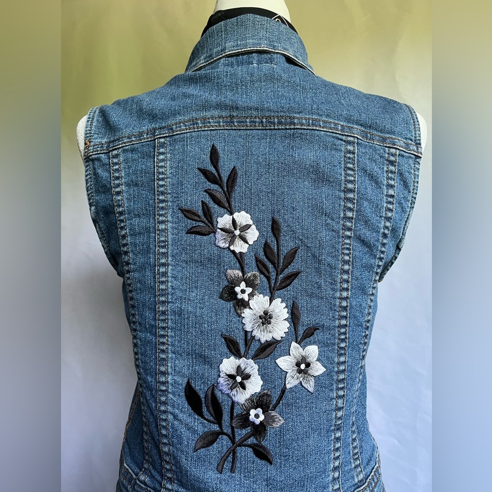🖤One-of-a-kind Denim Vest🤍Flowers🖤